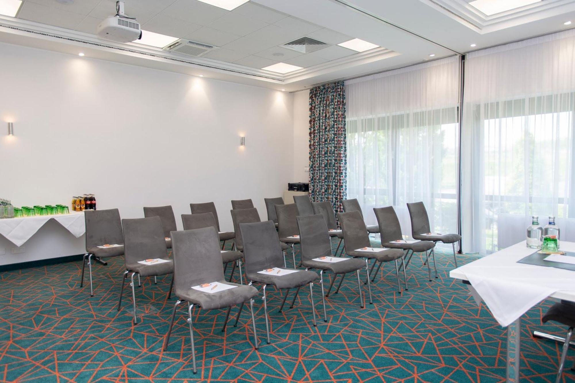 Hotel Trans World Donauwelle 4*