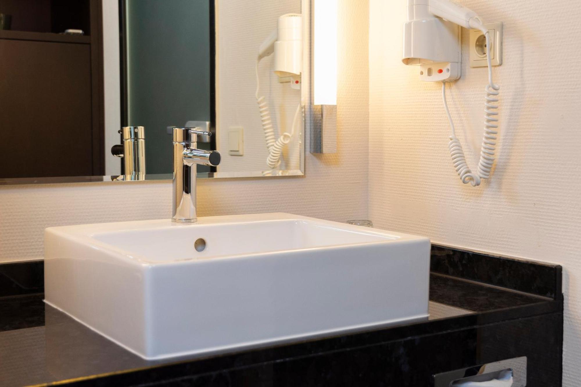 Trans World Donauwelle Hotel 4*