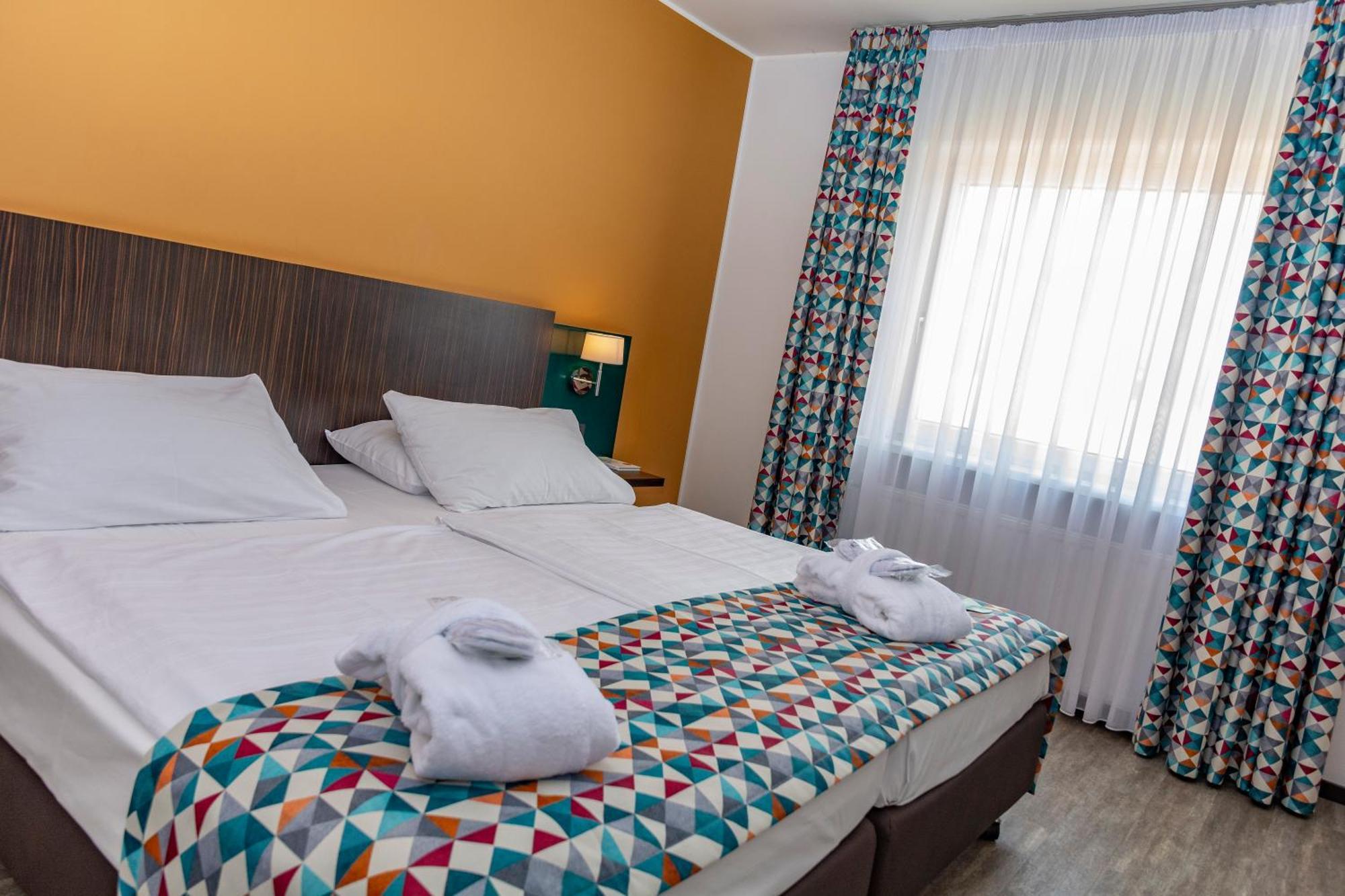 Trans World Donauwelle Hotel 4*